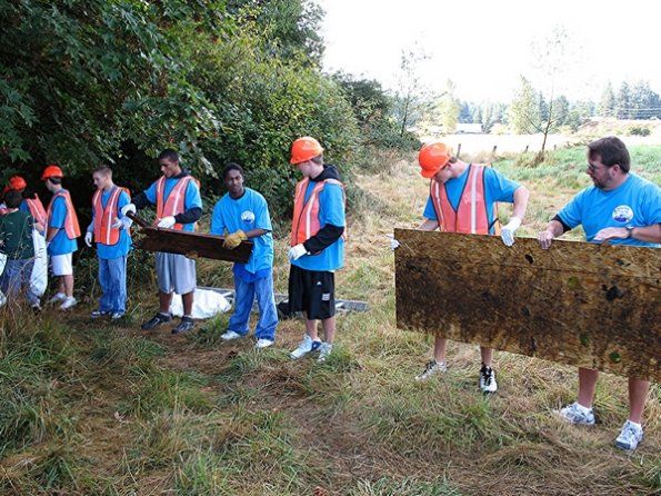 tn_2066_line_of_workers_removes_debris