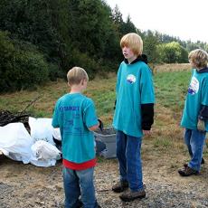 tn_2120_Boy_Scouts_ready_to_load_debris