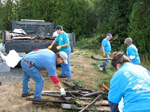 tn_2133_Volunteers_load_debris_into_City_flatbed