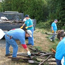 tn_2133_Volunteers_load_debris_into_City_flatbed