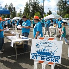 tn_2181_Laurie_Carter_volunteers_at_Park_n_Ride